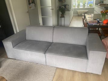 Gratis bank grijs + poef
