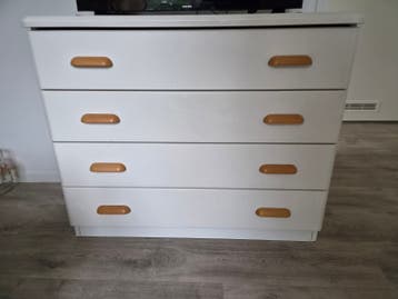 GRATIS: Witte ladekast met 4 laden en houten handgrepen