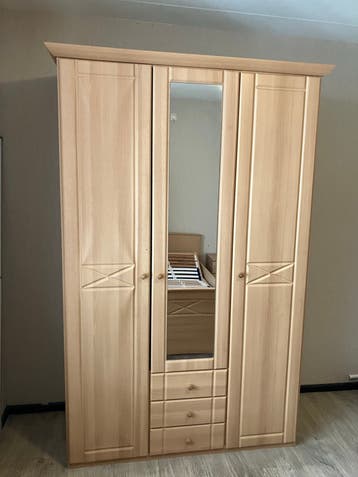 Kledingkast met spiegel