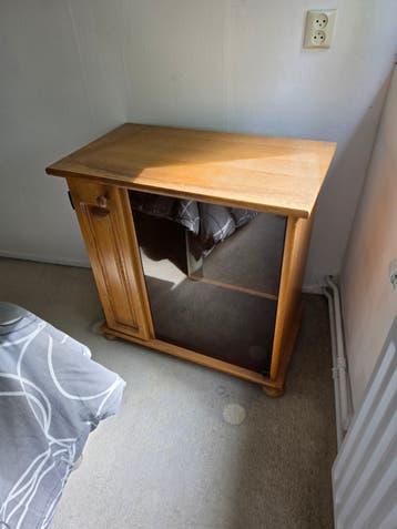 Houten kastje met glazen deur