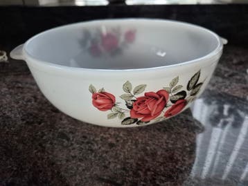 Witte schaal met rozen decoratie