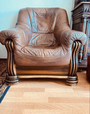 Leren fauteuil met houten details — GRATIS