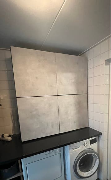 Zwarte Kast met Grijs Gemarmerde Push-to-Open Deuren