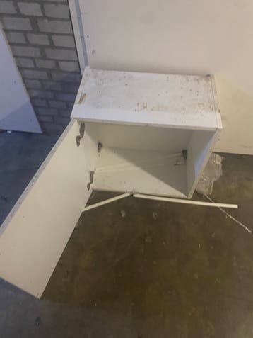 Wit kastje met openklapbare deur