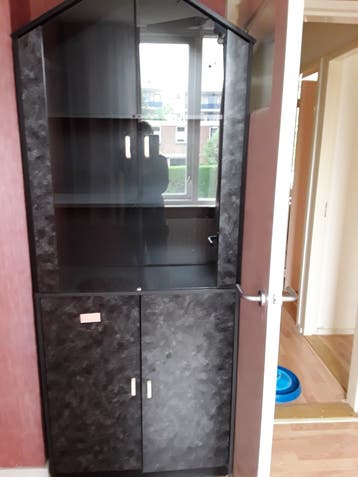 Een leuk modern wandmeubel, klein, maar met veel bergruimte.