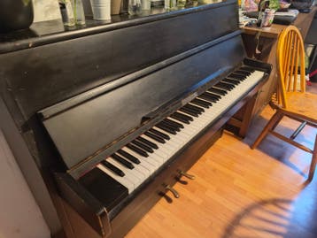 Zwarte piano, gebruikt, voor de muziekliefhebber
