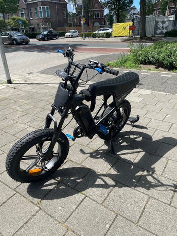 V8 Pro E-bike met schade aan frame en zadel
