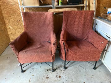 Charly stoelen willen graag aandacht