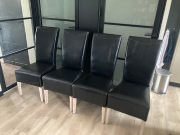 Gratis zwarte stoelen.