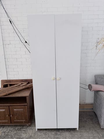 Witte kledingkast met hangruimte en plank