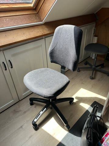 Gratis : grijze bureaustoel met wieltjes