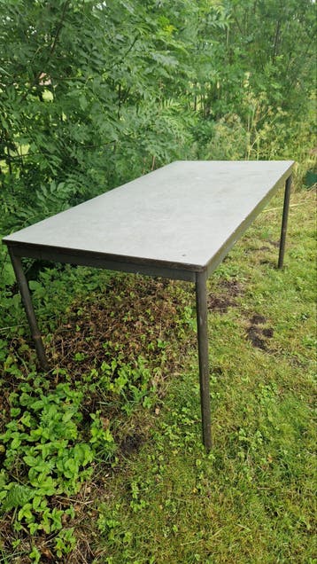 Stevige tafel ijzeren onderstel - gratis in Appingedam