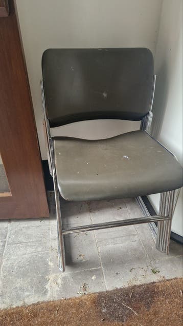 6 stevige stoelen gratis af te halen in Appingedam