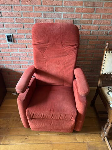 GRATIS elektrische rode fauteuil met stoffen bekleding