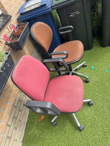 Gratis op te halen: Twee gebruikte bureaustoelen