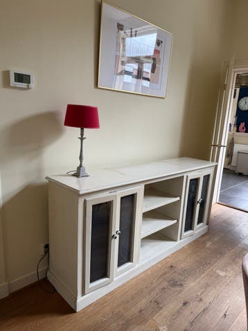Crèmekleurig brocante dressoir / tv meubel met glazen deuren