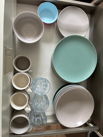 Servies set: borden, kommen, mokken en glazen