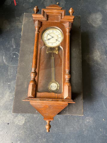 Defecte wandklok met slinger - Klassiek design