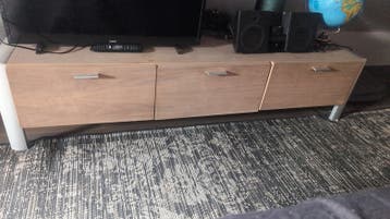 Modern TV-meubel met opbergruimte.