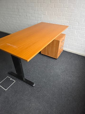 1 bureau  en 2 tafeld