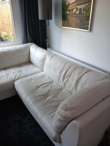Hoekbank 290 x 230 met bijpassende leren poef