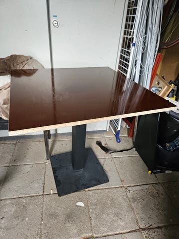 Gratis: Stevige tafel met donkerbruin blad