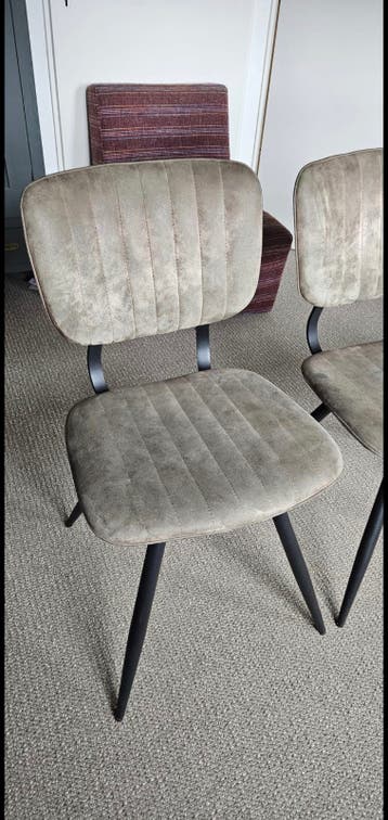 Gratis af te halen 3 eetkamerstoelen