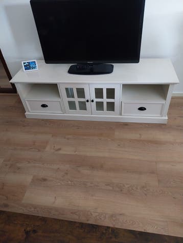 Mooi wit tv-meubel met opbergruimte
