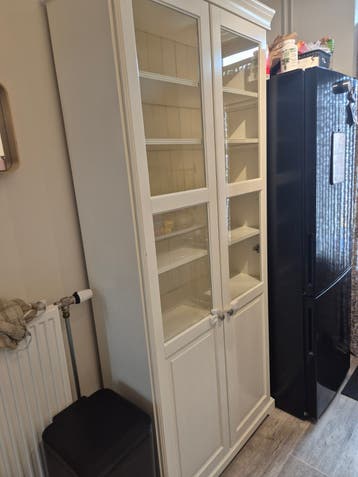 Gratis: Witte vitrinekast met glazen deuren