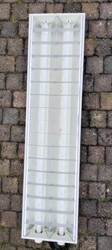 GRATIS 7 stuks nieuwe TL-armatuur met rooster - 2 lamps