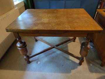 Eettafel met bolpoten