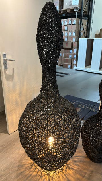 Set van 2 zwarte draadlampen van riet vloerlampen