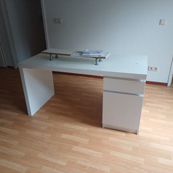 tweedehands computer bureau met monitor standaard