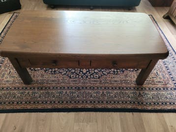 Gratis Donker eikenhouten salontafel met 2 laden.
