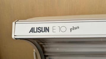Alisun zonnebank met nieuwe lampen en aparte gezichtsbruiner