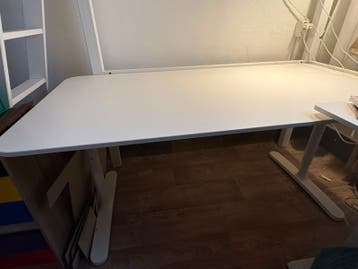 Wit bureau met lichte gebruikssporen
