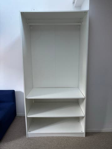 FREE Witte kledingkast met planken en hangruimte