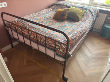 Nieuwstaat twijfelaar metalen bedframe140x200 cm Bed Alex