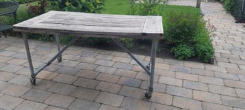 Robuuste houten tuintafel op wielen