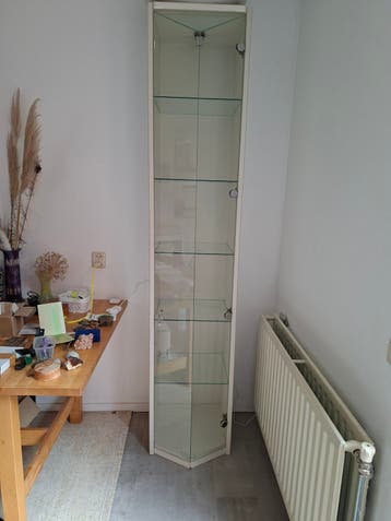 Vitrinekast met glazen deur en  planken gebruikt
