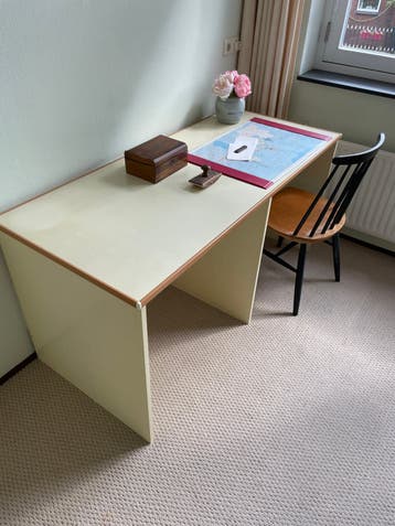 bureau en stoel met lichte gebruikssporen