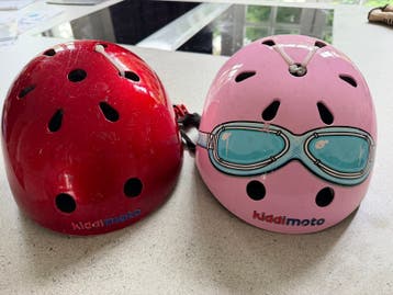 Kiddimoto fietshelmen - rood en roze