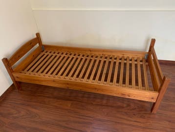 GRATIS degelijk houten bed 190x80
