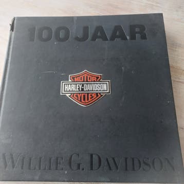 Boek over de historie en loop v harley-davidson motoren