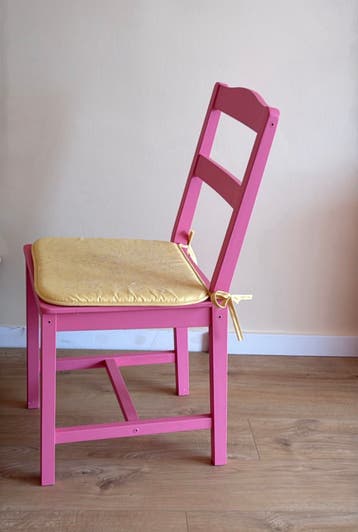 Gratis: 2 geverfde roze eetkamerstoelen