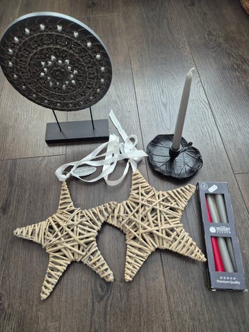 Diverse interieuritems: kaarsen, kandelaar en decoratie