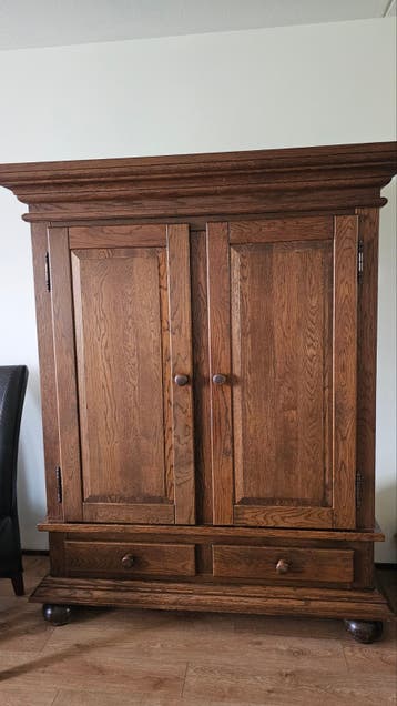 kast,  lederen bankstel 2 en 3 zits, 1 stoel