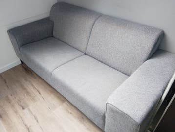 Comfortabele grijze bank met lichte gebruikssporen