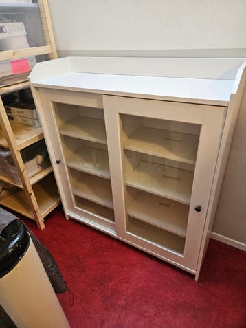 Hauga ikea vitrinekast. Gratis af te halen. Moet snel weg