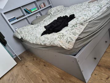 Bedframe incl. boekenkast hoofdsteun en lattenbodem.